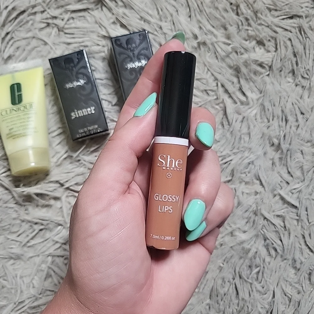 Beauty Bundle Clinique Kat Von D Lips Plumping Lip Gloss Moisturizer ✨️💫